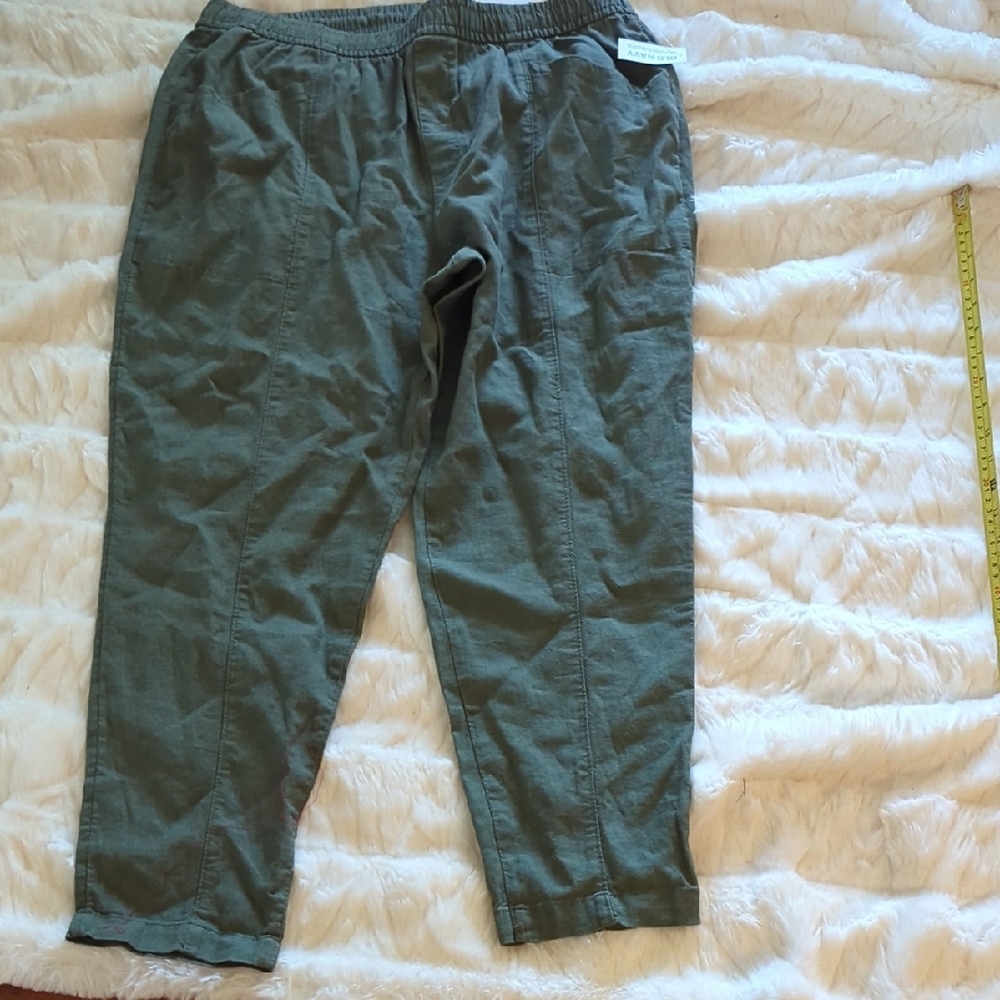 Old Navy Women's Olive Cropped Pants